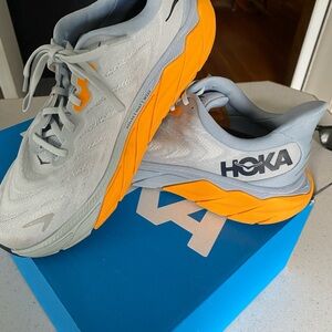 Hoka Arahi 6 9.5 like new